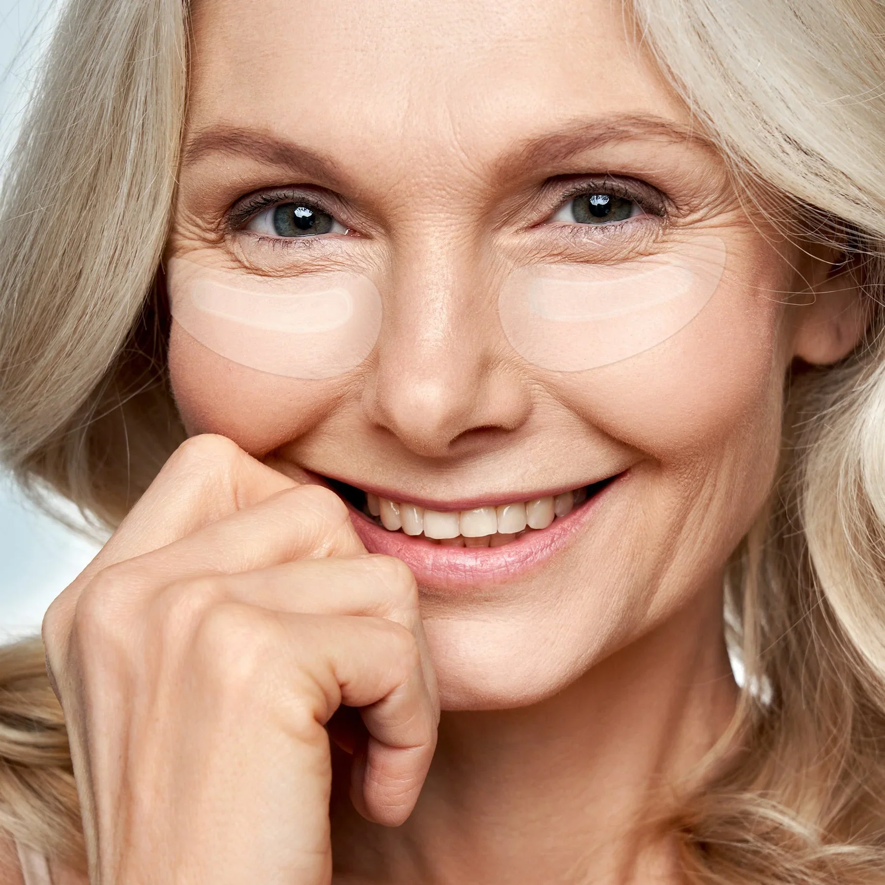 Parches de Microagujas 'MicroGlow' Infusionados con Retinol y Ácido Hialurónico para Rellenar Arrugas, Bolsas y Ojeras - Image 4